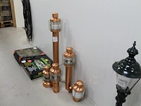 Combinatie van buitenwandlamp, buitenhanglamp en drie tuinlantaarns koper w.o. met hoogte 106 cm. - afbeelding 1 van  4