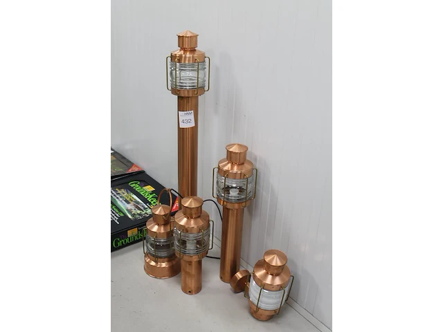 Combinatie van buitenwandlamp, buitenhanglamp en drie tuinlantaarns koper w.o. met hoogte 106 cm. - afbeelding 2 van  4
