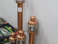 Combinatie van buitenwandlamp, buitenhanglamp en drie tuinlantaarns koper w.o. met hoogte 106 cm. - afbeelding 2 van  4
