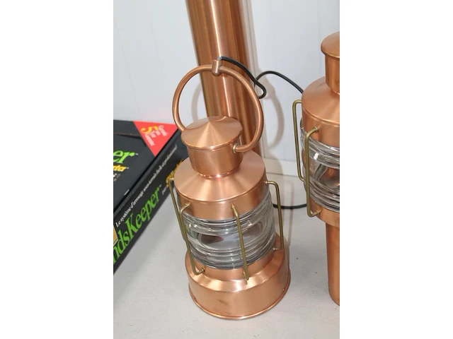 Combinatie van buitenwandlamp, buitenhanglamp en drie tuinlantaarns koper w.o. met hoogte 106 cm. - afbeelding 3 van  4
