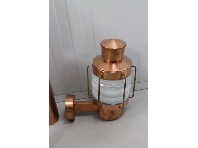 Combinatie van buitenwandlamp, buitenhanglamp en drie tuinlantaarns koper w.o. met hoogte 106 cm. - afbeelding 4 van  4