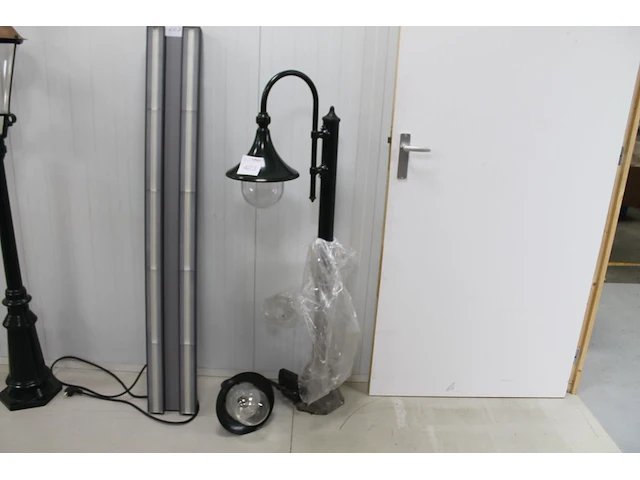 Combinatie van buitenwandlamp groen met hoogte 45 cm en tuinlantaarn met hoogte circa 140 cm. - afbeelding 1 van  3