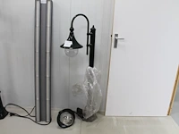 Combinatie van buitenwandlamp groen met hoogte 45 cm en tuinlantaarn met hoogte circa 140 cm. - afbeelding 1 van  3