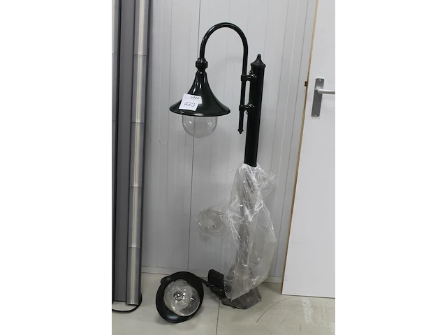 Combinatie van buitenwandlamp groen met hoogte 45 cm en tuinlantaarn met hoogte circa 140 cm. - afbeelding 2 van  3