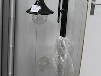 Combinatie van buitenwandlamp groen met hoogte 45 cm en tuinlantaarn met hoogte circa 140 cm. - afbeelding 2 van  3