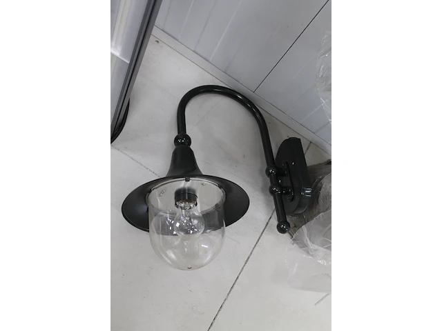 Combinatie van buitenwandlamp groen met hoogte 45 cm en tuinlantaarn met hoogte circa 140 cm. - afbeelding 3 van  3