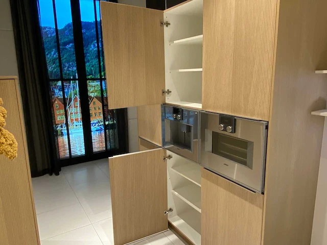 Combinatie van kavels 1 t/m 8 (showroomkeuken met gaggenau apparatuur) - afbeelding 8 van  46