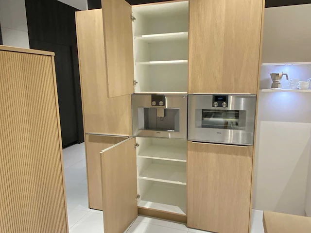 Combinatie van kavels 1 t/m 8 (showroomkeuken met gaggenau apparatuur) - afbeelding 9 van  46