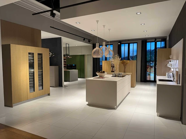 Combinatie van kavels 1 t/m 8 (showroomkeuken met gaggenau apparatuur) - afbeelding 1 van  46