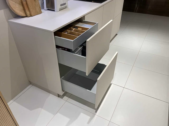 Combinatie van kavels 1 t/m 8 (showroomkeuken met gaggenau apparatuur) - afbeelding 16 van  46