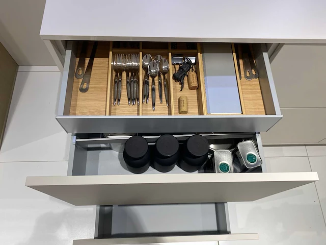 Combinatie van kavels 1 t/m 8 (showroomkeuken met gaggenau apparatuur) - afbeelding 17 van  46