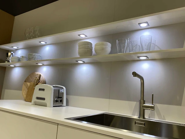 Combinatie van kavels 1 t/m 8 (showroomkeuken met gaggenau apparatuur) - afbeelding 25 van  46