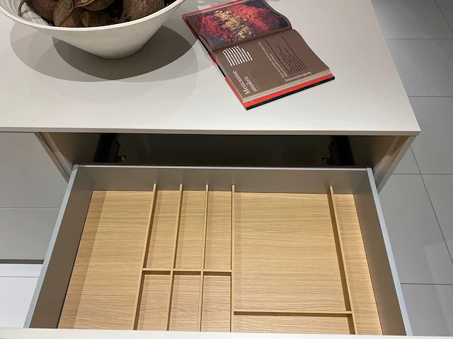 Combinatie van kavels 1 t/m 8 (showroomkeuken met gaggenau apparatuur) - afbeelding 41 van  46