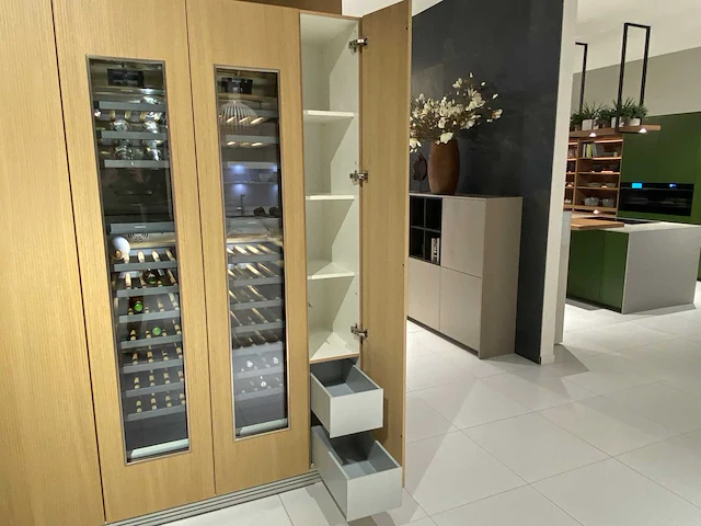 Combinatie van kavels 1 t/m 8 (showroomkeuken met gaggenau apparatuur) - afbeelding 45 van  46