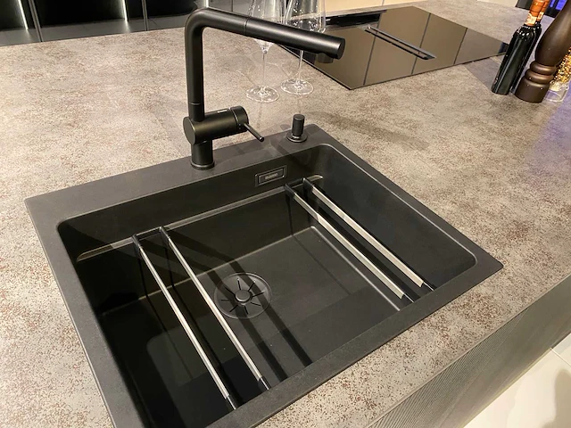 Combinatie van kavels 10 t/m 13 (showroomkeuken met wolf/siemens apparatuur) - afbeelding 2 van  40