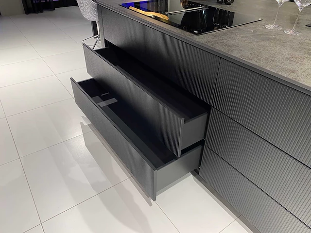 Combinatie van kavels 10 t/m 13 (showroomkeuken met wolf/siemens apparatuur) - afbeelding 4 van  40
