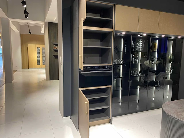 Combinatie van kavels 10 t/m 13 (showroomkeuken met wolf/siemens apparatuur) - afbeelding 9 van  40