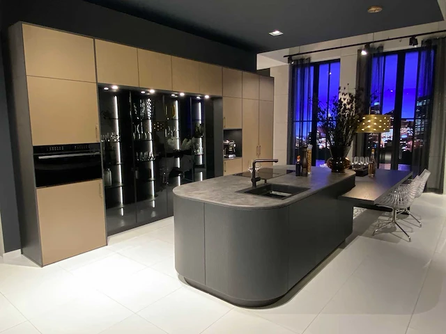 Combinatie van kavels 10 t/m 13 (showroomkeuken met wolf/siemens apparatuur) - afbeelding 1 van  40