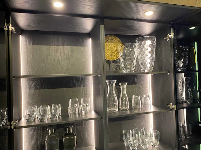 Combinatie van kavels 10 t/m 13 (showroomkeuken met wolf/siemens apparatuur) - afbeelding 16 van  40