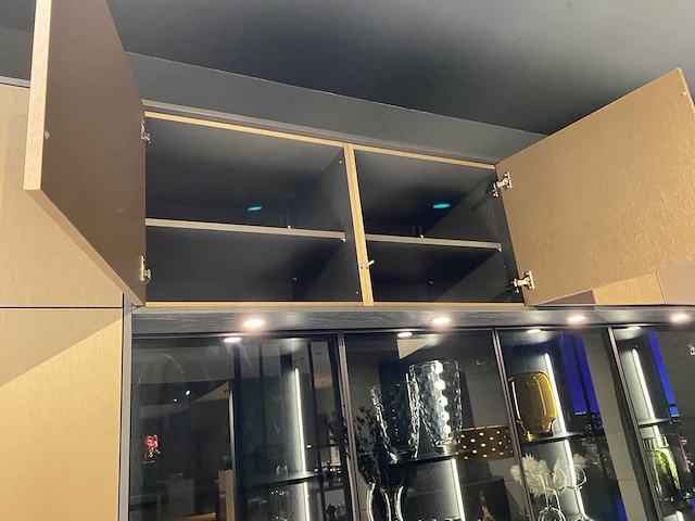 Combinatie van kavels 10 t/m 13 (showroomkeuken met wolf/siemens apparatuur) - afbeelding 21 van  40