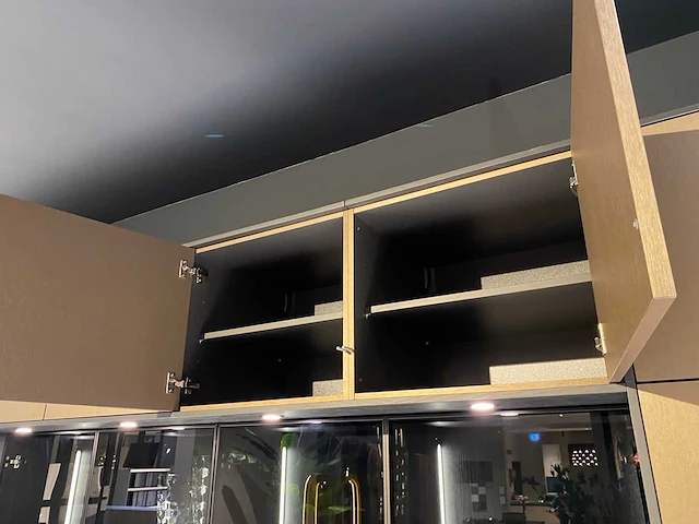 Combinatie van kavels 10 t/m 13 (showroomkeuken met wolf/siemens apparatuur) - afbeelding 22 van  40