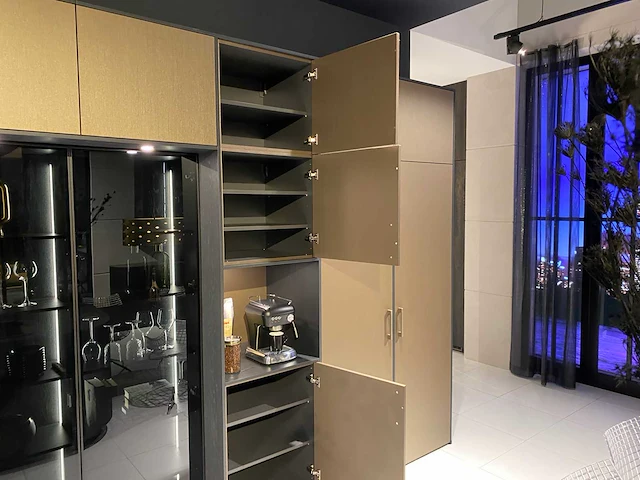 Combinatie van kavels 10 t/m 13 (showroomkeuken met wolf/siemens apparatuur) - afbeelding 24 van  40