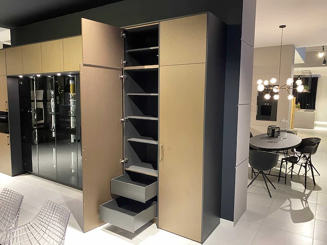 Combinatie van kavels 10 t/m 13 (showroomkeuken met wolf/siemens apparatuur) - afbeelding 25 van  40