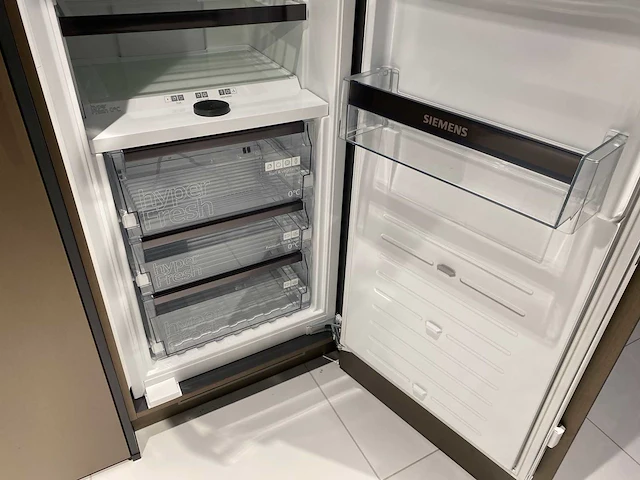 Combinatie van kavels 10 t/m 13 (showroomkeuken met wolf/siemens apparatuur) - afbeelding 29 van  40