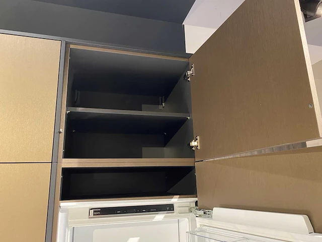 Combinatie van kavels 10 t/m 13 (showroomkeuken met wolf/siemens apparatuur) - afbeelding 30 van  40