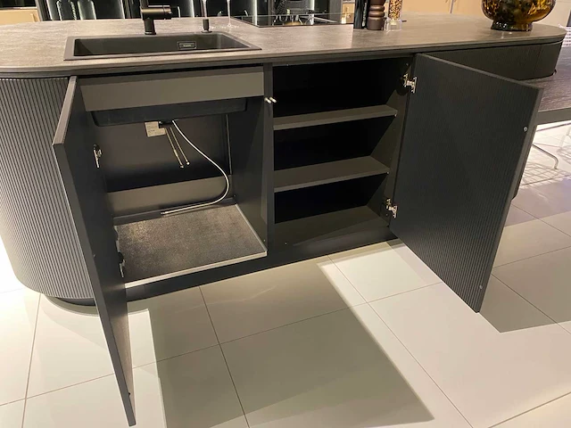 Combinatie van kavels 10 t/m 13 (showroomkeuken met wolf/siemens apparatuur) - afbeelding 39 van  40