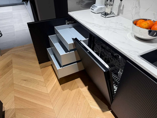 Combinatie van kavels 16 t/m 24 (showroomkeuken met v-zug apparatuur) - afbeelding 2 van  49