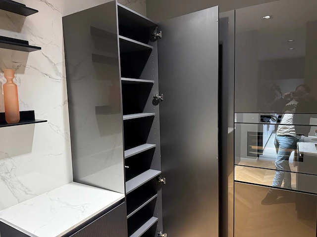 Combinatie van kavels 16 t/m 24 (showroomkeuken met v-zug apparatuur) - afbeelding 4 van  49