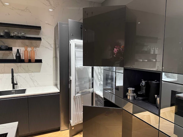 Combinatie van kavels 16 t/m 24 (showroomkeuken met v-zug apparatuur) - afbeelding 5 van  49