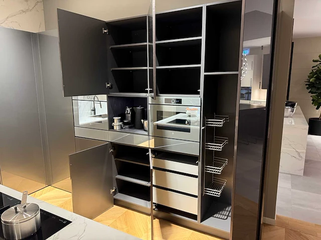 Combinatie van kavels 16 t/m 24 (showroomkeuken met v-zug apparatuur) - afbeelding 6 van  49