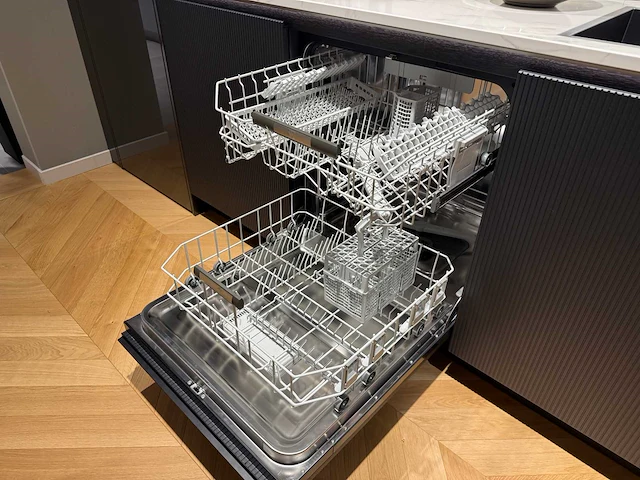 Combinatie van kavels 16 t/m 24 (showroomkeuken met v-zug apparatuur) - afbeelding 33 van  49