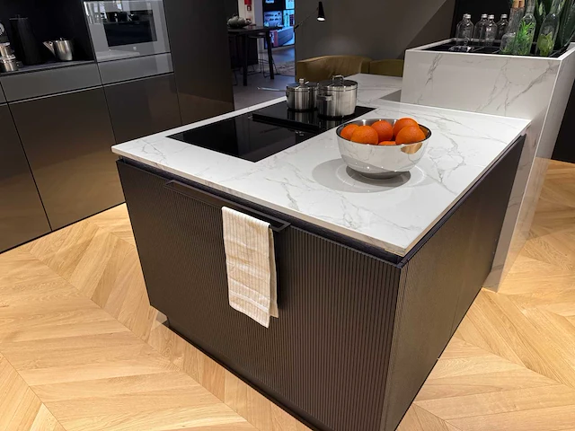 Combinatie van kavels 16 t/m 24 (showroomkeuken met v-zug apparatuur) - afbeelding 23 van  49