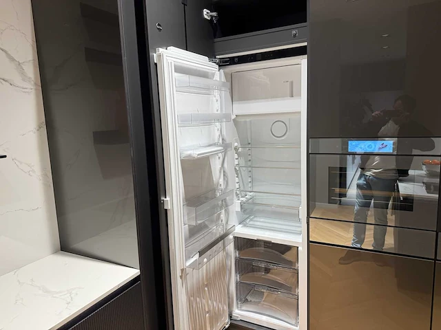 Combinatie van kavels 16 t/m 24 (showroomkeuken met v-zug apparatuur) - afbeelding 37 van  49