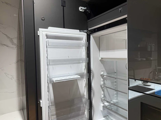 Combinatie van kavels 16 t/m 24 (showroomkeuken met v-zug apparatuur) - afbeelding 38 van  49