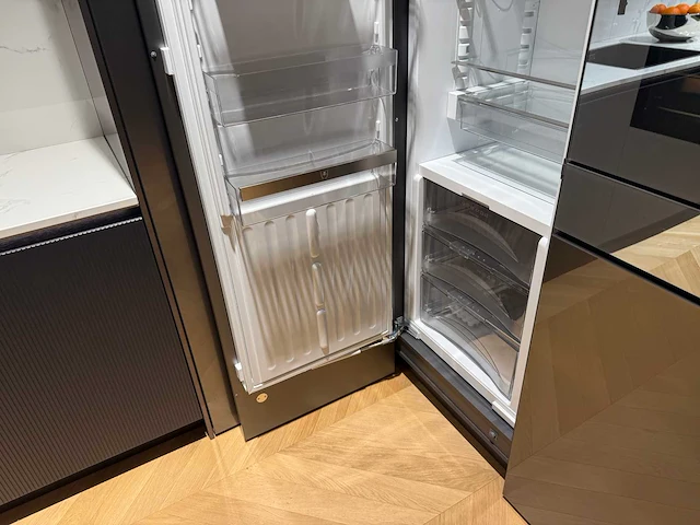 Combinatie van kavels 16 t/m 24 (showroomkeuken met v-zug apparatuur) - afbeelding 39 van  49