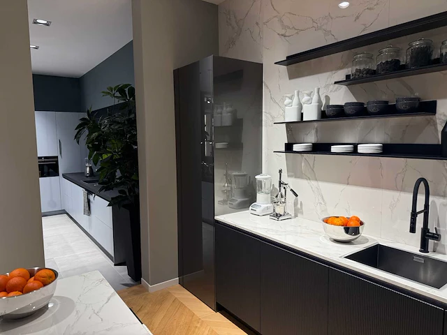 Combinatie van kavels 16 t/m 24 (showroomkeuken met v-zug apparatuur) - afbeelding 41 van  49