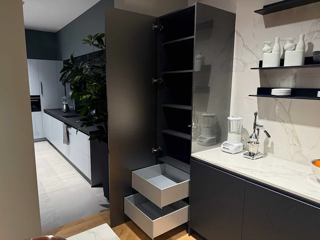 Combinatie van kavels 16 t/m 24 (showroomkeuken met v-zug apparatuur) - afbeelding 42 van  49