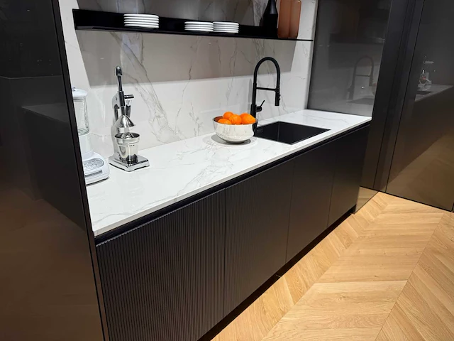 Combinatie van kavels 16 t/m 24 (showroomkeuken met v-zug apparatuur) - afbeelding 34 van  49
