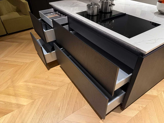 Combinatie van kavels 16 t/m 24 (showroomkeuken met v-zug apparatuur) - afbeelding 45 van  49