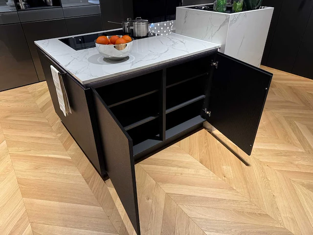 Combinatie van kavels 16 t/m 24 (showroomkeuken met v-zug apparatuur) - afbeelding 47 van  49