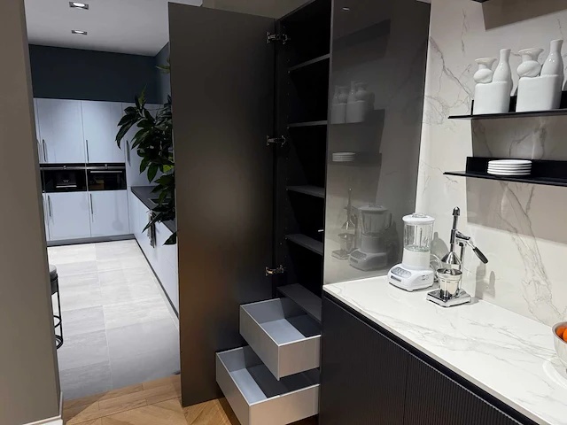 Combinatie van kavels 16 t/m 24 (showroomkeuken met v-zug apparatuur) - afbeelding 48 van  49