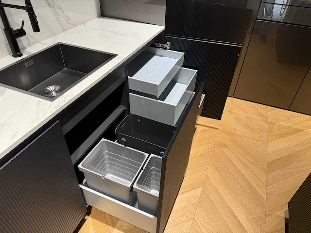 Combinatie van kavels 16 t/m 24 (showroomkeuken met v-zug apparatuur) - afbeelding 49 van  49