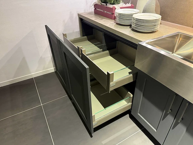 Combinatie van kavels 28 t/m 33 (showroomkeuken met siemens studioline apparatuur) - afbeelding 6 van  41
