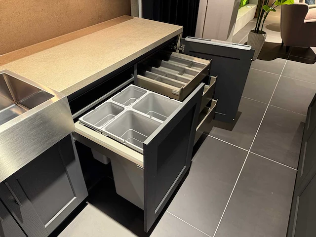 Combinatie van kavels 28 t/m 33 (showroomkeuken met siemens studioline apparatuur) - afbeelding 8 van  41