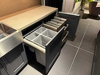 Combinatie van kavels 28 t/m 33 (showroomkeuken met siemens studioline apparatuur) - afbeelding 8 van  41
