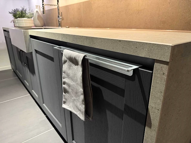 Combinatie van kavels 28 t/m 33 (showroomkeuken met siemens studioline apparatuur) - afbeelding 9 van  41